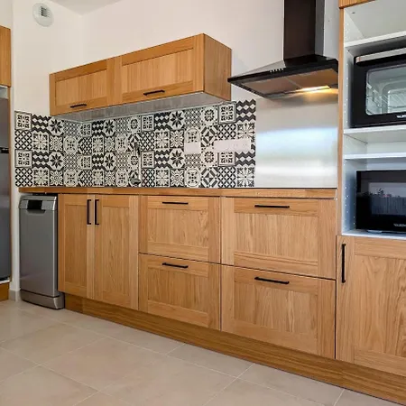 Bel Appartement, Jardin Et Terrasse , A 800 Metres Du Port De