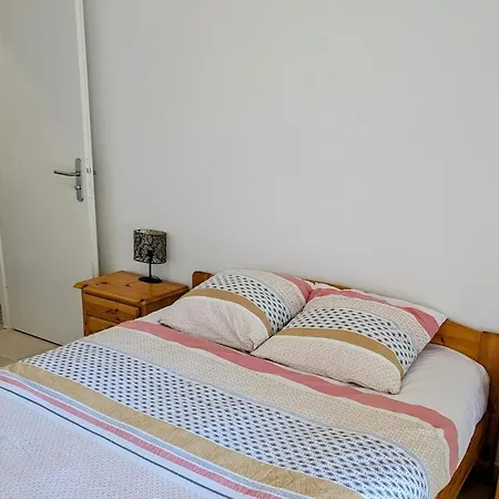 Bel Appartement, Jardin Et Terrasse , à 800 Mètres Du Port De *