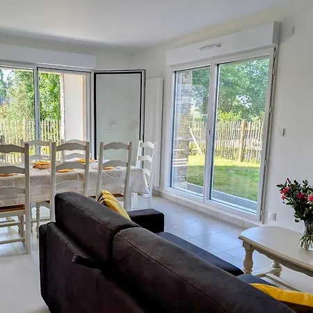 Bel Appartement, Jardin Et Terrasse , A 800 Metres Du Port De *