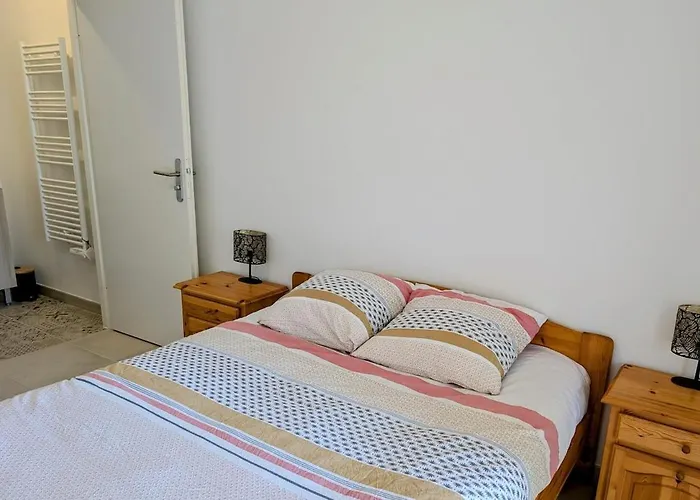 Bel Appartement, Jardin Et Terrasse , A 800 Metres Du Port De *