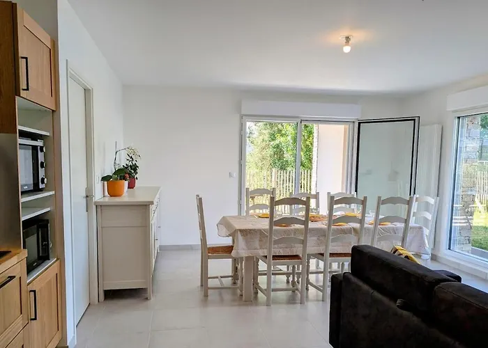 Bel Appartement, Jardin Et Terrasse , A 800 Metres Du Port De 아파트 포르닉