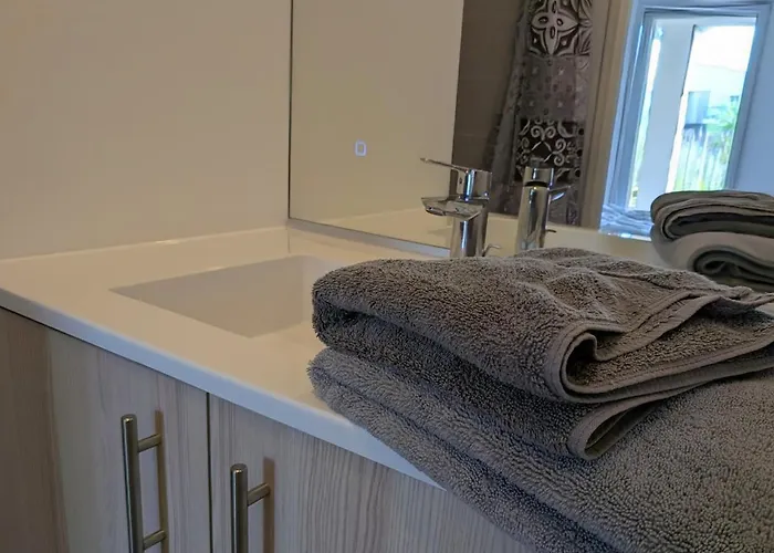 Bel Appartement, Jardin Et Terrasse , A 800 Metres Du Port De 포르닉